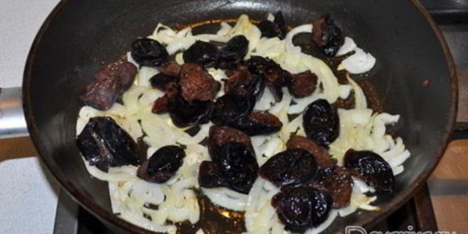 Рецепт печень в томатном соусе с черносливом