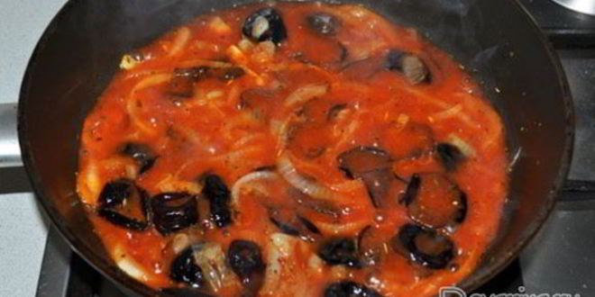 Рецепт печень в томатном соусе с черносливом