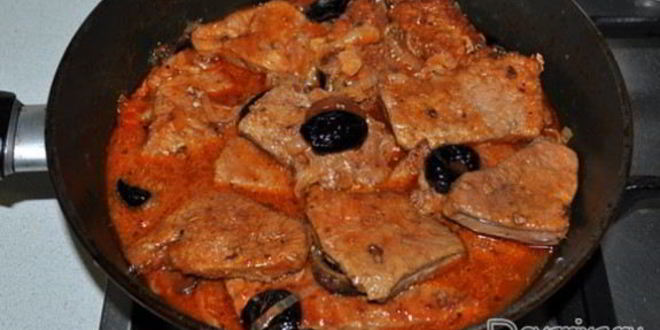 Рецепт печень в томатном соусе с черносливом
