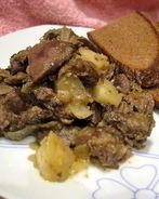 Тушеная куриная печень с яблоками