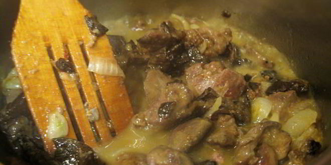 Рецепт тушеная куриная печень с яблоками