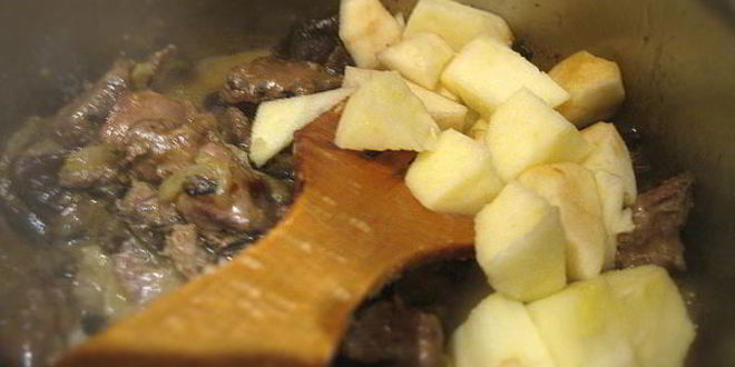 Рецепт тушеная куриная печень с яблоками