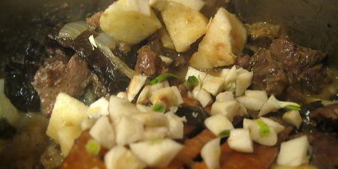 Рецепт тушеная куриная печень с яблоками