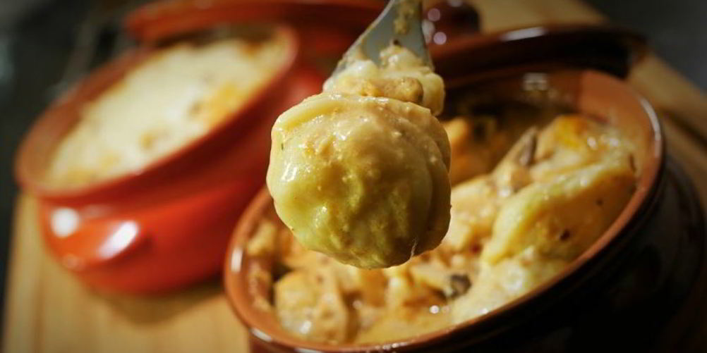 Как приготовить пельмени с грибами в горшочках