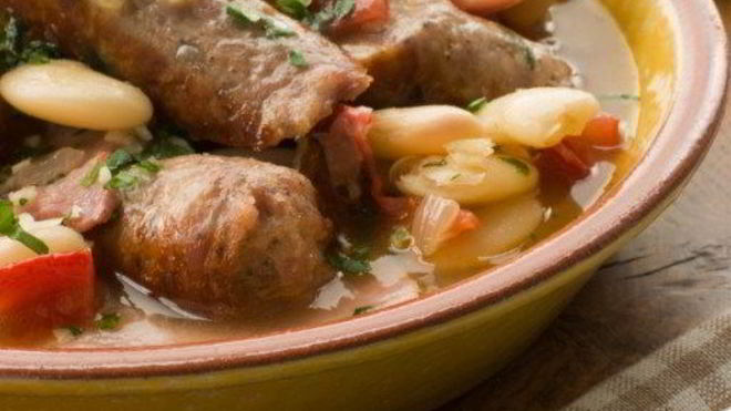 Рецепт Колбаски с фасолевым рагу с соусом персилад