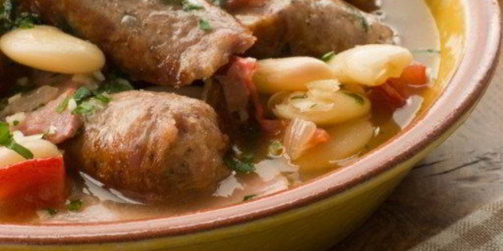 Как приготовить колбаски с фасолевым рагу с соусом персилад