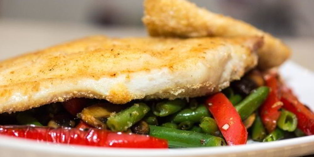 Как приготовить куриный шницель с овощным рагу