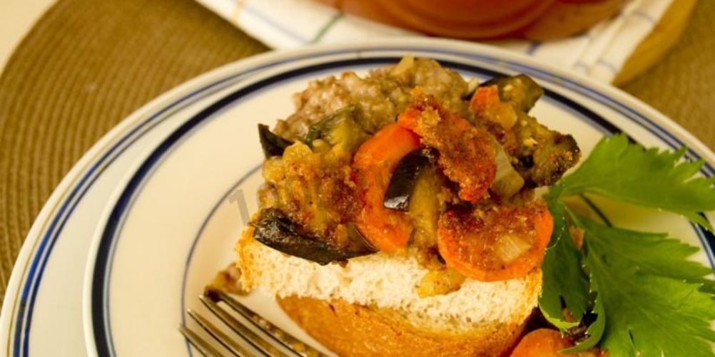 Как приготовить овощное рагу с мясным фаршем и баклажанами в духовке