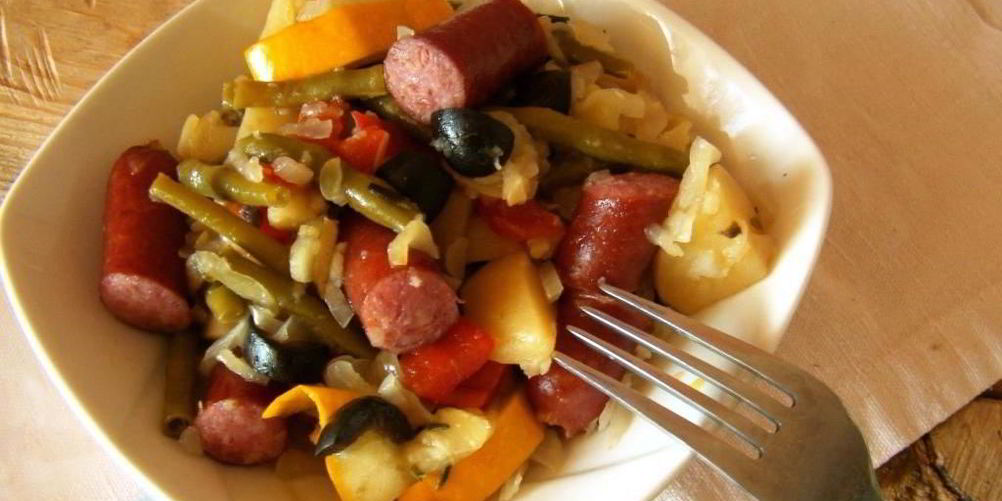 Как приготовить овощное рагу с охотничьими колбасками