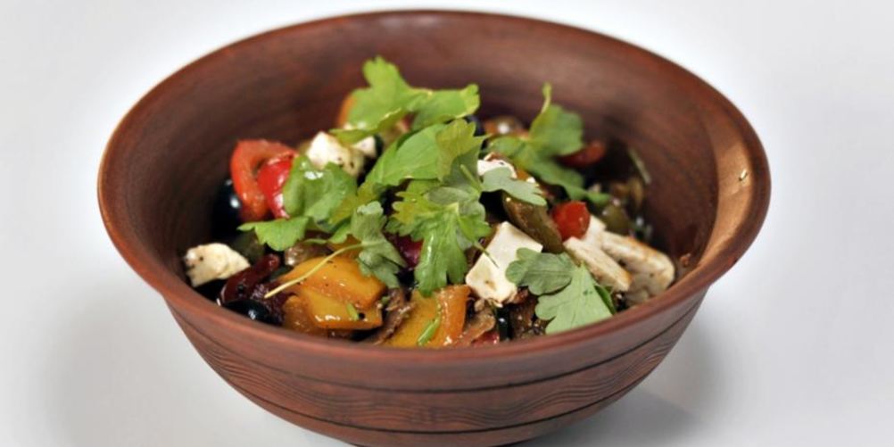 Как приготовить рагу из болгарского перца с сыром и оливками