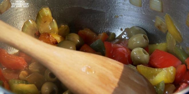 Рецепт рагу из болгарского перца с сыром и оливками