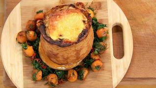 Рецепт Рагу из гуся, курицы и индейки, запеченное в тыкве с грибами и сыром