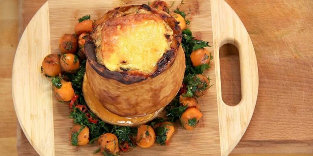 Как приготовить рагу из гуся, курицы и индейки, запеченное в тыкве с грибами и сыром