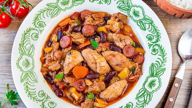 Рецепт Рагу из курицы с копчеными колбасками