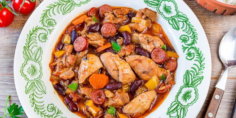 Как приготовить рагу из курицы с копчеными колбасками