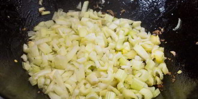 Рецепт рагу из курицы с копчеными колбасками