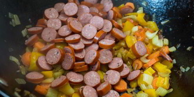 Рецепт рагу из курицы с копчеными колбасками