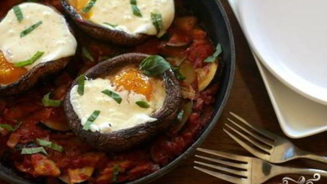 Рецепт Рагу из цуккини с запеченными яйцами в грибах