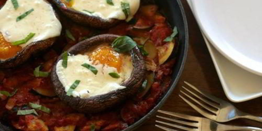 Как приготовить рагу из цуккини с запеченными яйцами в грибах