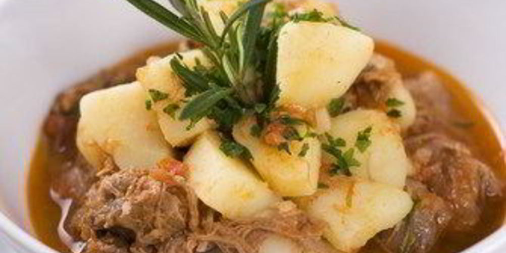 Как приготовить свиное рагу с яблоками и капустой