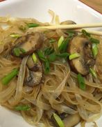 Рисовая лапша с грибами по-тайски