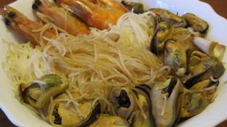 Рецепт Рисовая лапша с креветками и мидиями