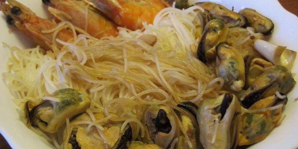 Как приготовить рисовая лапша с креветками и мидиями