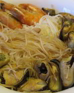 Рисовая лапша с креветками и мидиями