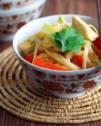 Рисовая лапша с курицей по-азиатски