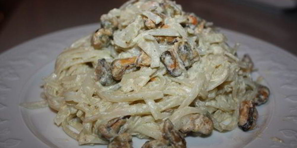 Как приготовить рисовая лапша с мидиями в сливках