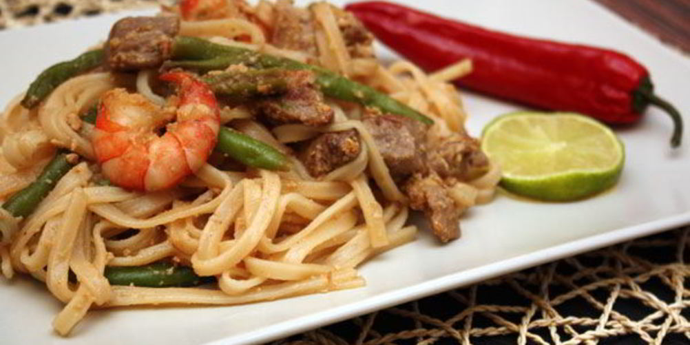 Как приготовить рисовая лапша с мясом и креветками