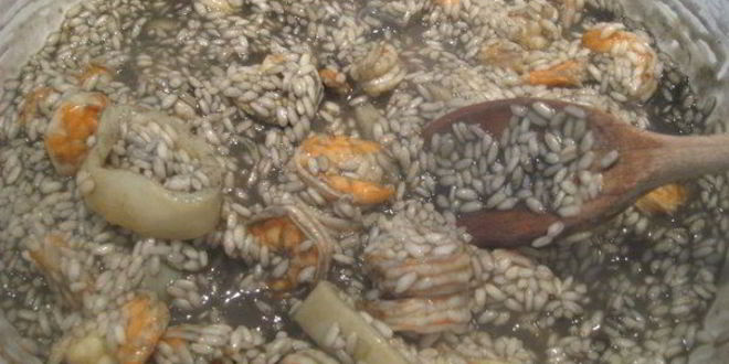 Рецепт ризотто с чернилами каракатицы и креветками