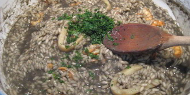 Рецепт ризотто с чернилами каракатицы и креветками