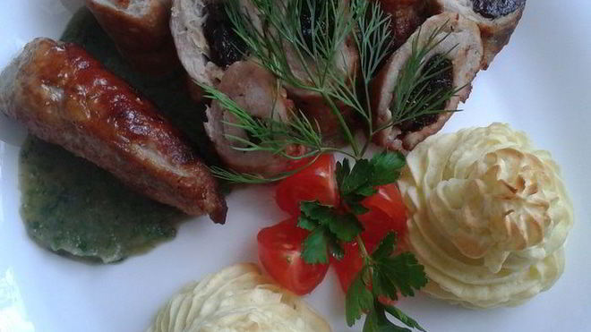 Рецепт Рулетики из свиной шеи с черносливом и чесноком