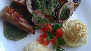 Рецепт Рулетики из свиной шеи с черносливом и чесноком