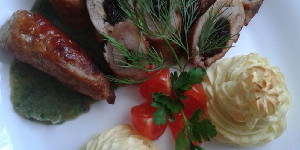 Как приготовить рулетики из свиной шеи с черносливом и чесноком