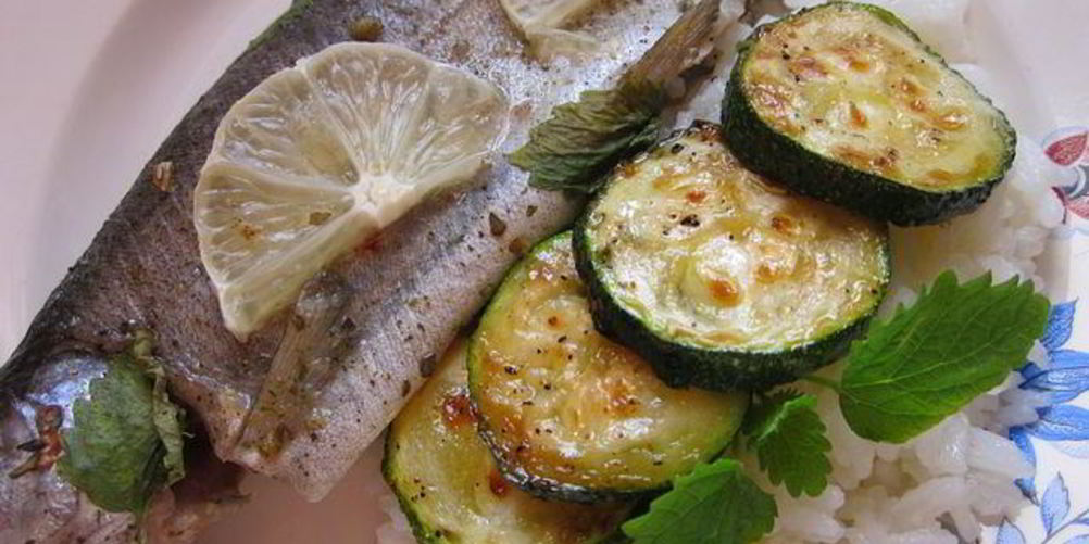 Как приготовить форель радужная, запеченная в духовке