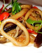 Кальмары тушеные с овощами