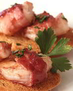 Креветки на гриле в беконе с соусом барбекю