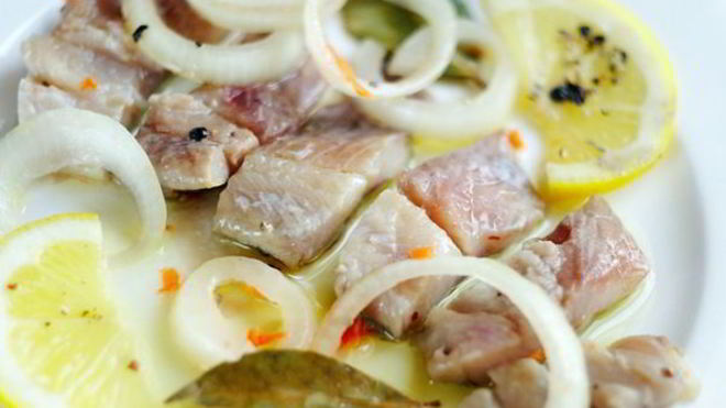 Рецепт Пикантная селедка по-голландски с лимоном