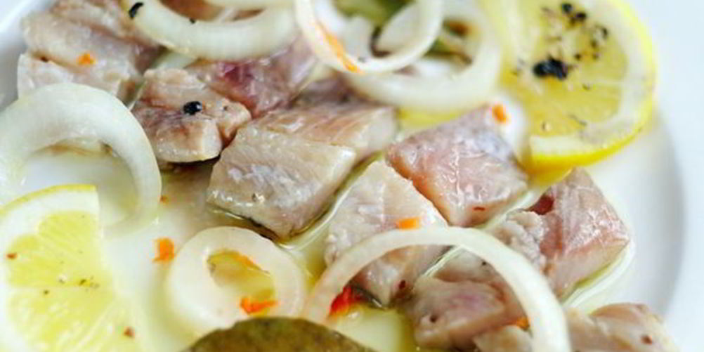 Как приготовить пикантная селедка по-голландски с лимоном