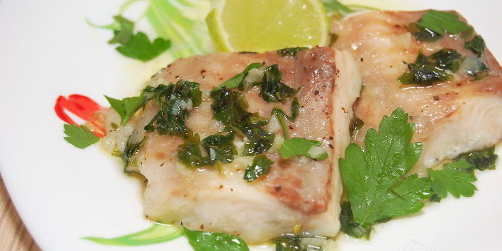 Как приготовить рыба в соусе из зелени с белым вином