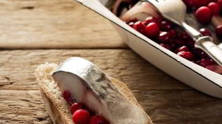 Рецепт Сельдь с клюквенным соусом