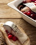 Сельдь с клюквенным соусом