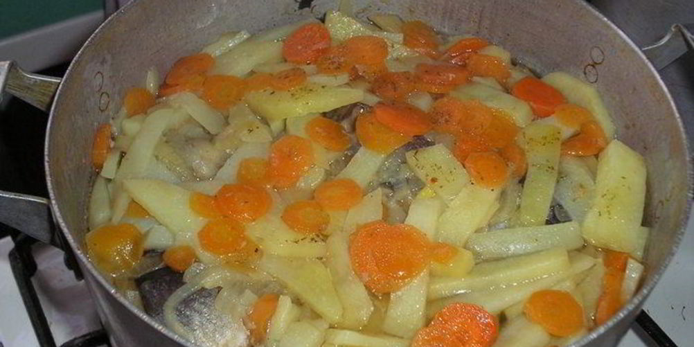 Как приготовить сельдь свежая, тушенная с овощами