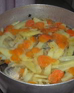 Сельдь свежая, тушенная с овощами