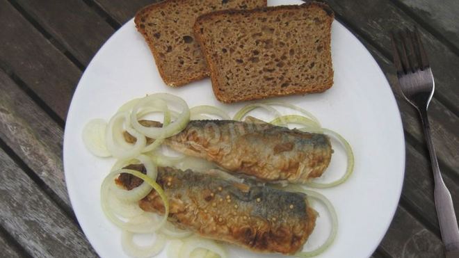 Рецепт Скумбрия на сковороде с луком