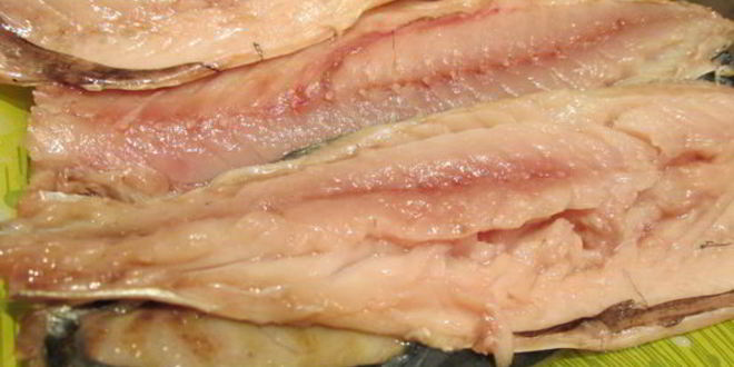 Рецепт скумбрия, запеченная в сливках, с зеленым горошком