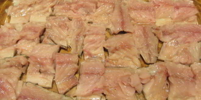 Рецепт скумбрия, запеченная в сливках, с зеленым горошком