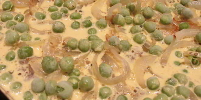 Рецепт скумбрия, запеченная в сливках, с зеленым горошком